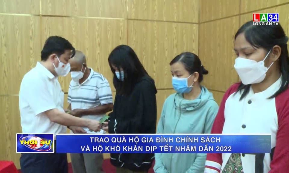 Trao quà hộ gia đình chính sách và hộ khó khăn dịp Tết Nhâm Dần 2022