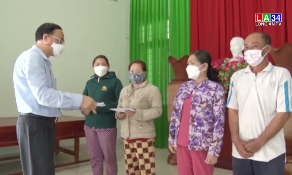 Trao tặng quà Tết cho các gia đình khó khăn trên địa bàn huyện Tân Thạnh