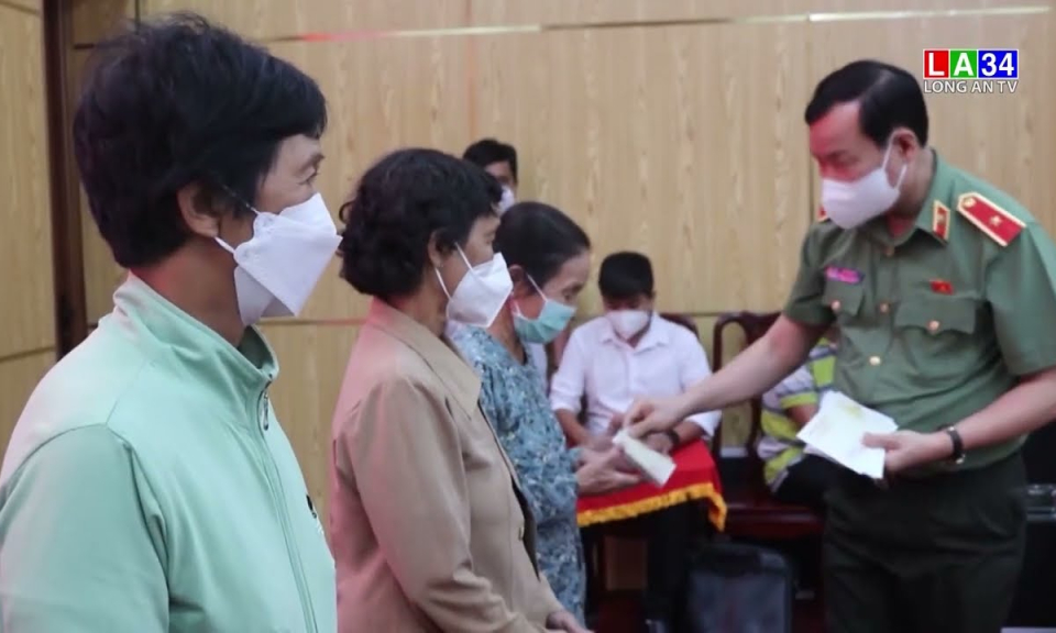 Tặng quà cho các hộ gia đình khó khăn huyện Cần Đước