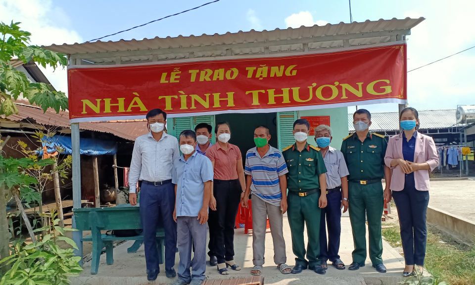 Giám đốc Sở TN-MT trao nhà tình thương và tặng quà Tết tại huyện Đức Huệ