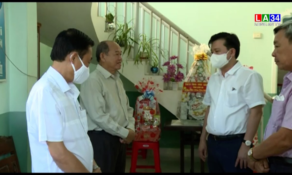 Lãnh đạo Tỉnh ủy thăm, tặng quà Chi hội Thánh Tin Lành và gia đình chính sách