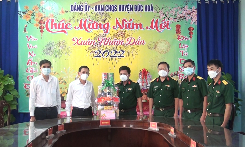 Lãnh đạo huyện Đức Hòa thăm chúc Tết và tặng quà gia đình chính sách, các đơn vị vũ trang