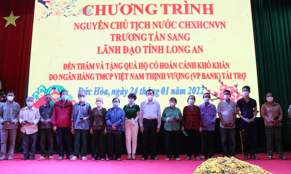 Nguyên Chủ tịch nước Trương Tấn Sang thăm và tặng quà hộ có hoàn cảnh khó khăn tại Đức Hòa