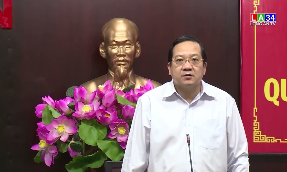 UBND tỉnh Long An công bố quyết định công tác cán bộ