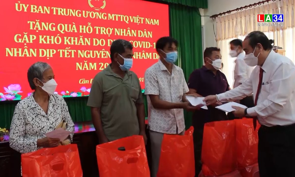 Tặng quà cho hộ dân gặp khó khăn do ảnh hưởng dịch Covid-19