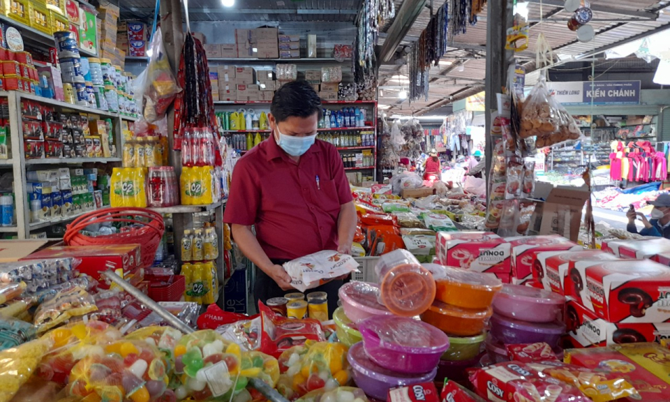 Tân Thạnh tăng cường kiểm tra bảo đảm an toàn thực phẩm dịp Tết