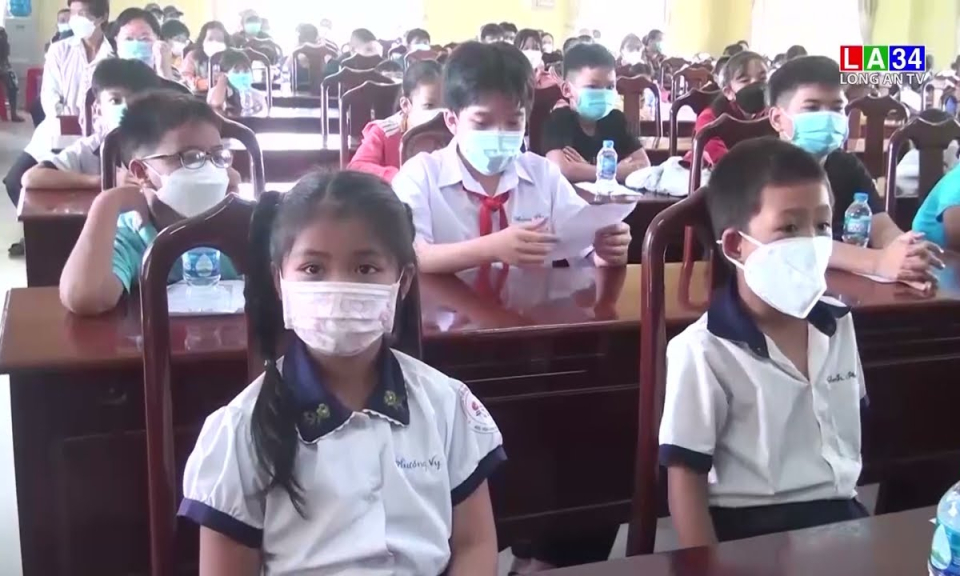 Thứ trưởng Bộ Lao động Thương binh và Xã hội trao quà Tết cho trẻ em có hoàn cảnh đặc biệt khó khăn