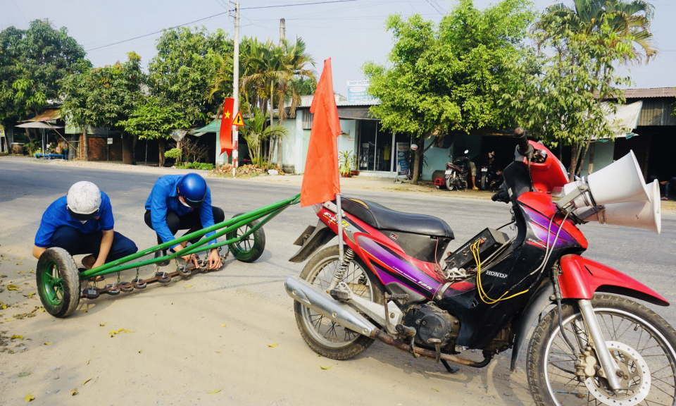 Bến Lức ra quân hút đinh để người dân về quê đón Tết an toàn