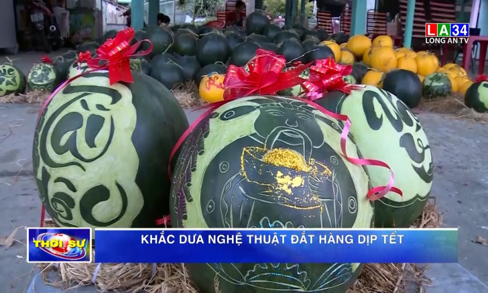 Khắc dưa nghệ thuật đắt hàng dịp Tết