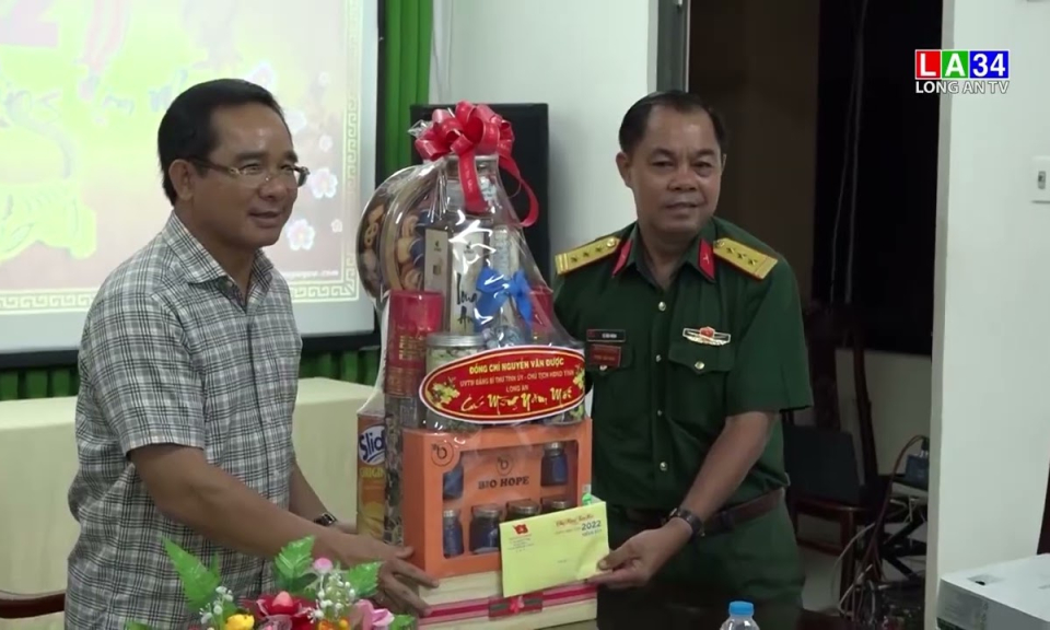 Bí thư Tỉnh ủy Long An chúc Tết lực lượng vũ trang và trung tâm y tế huyện Bến Lức