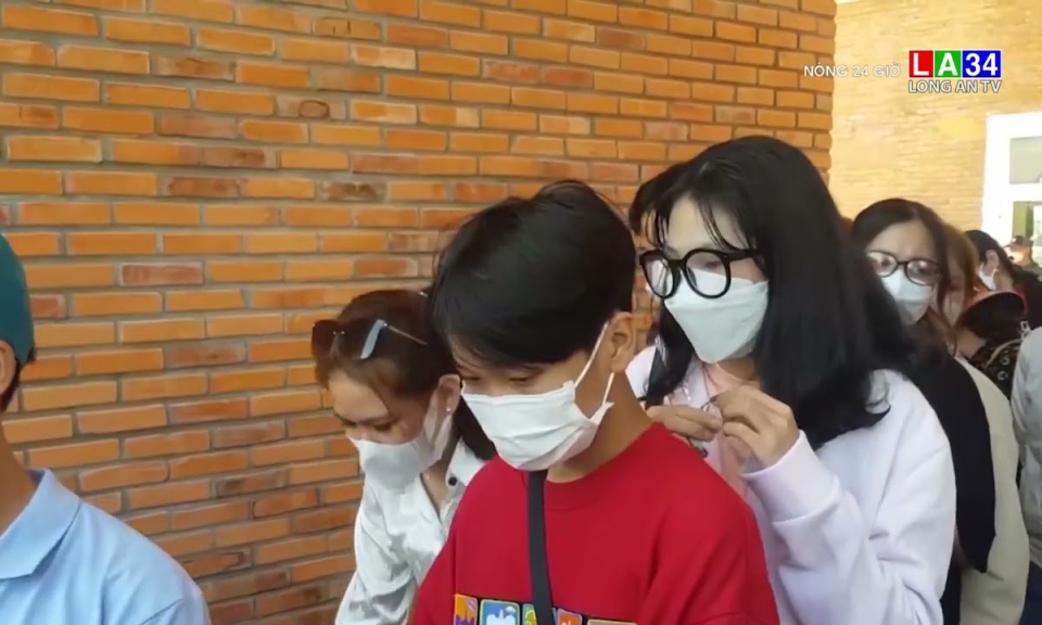 &#8220;Biển người&#8221; chen lấn để cúng viếng Bà Chúa Xứ Núi Sam đầu năm mới