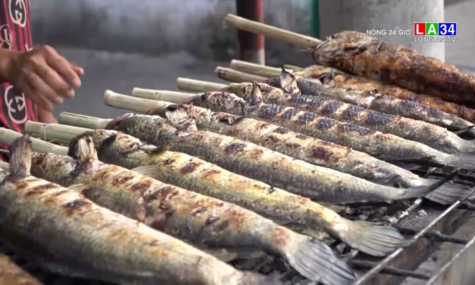 Cá lóc nướng &#8220;cháy hàng&#8221; trong ngày vía Thần Tài tại TP.HCM