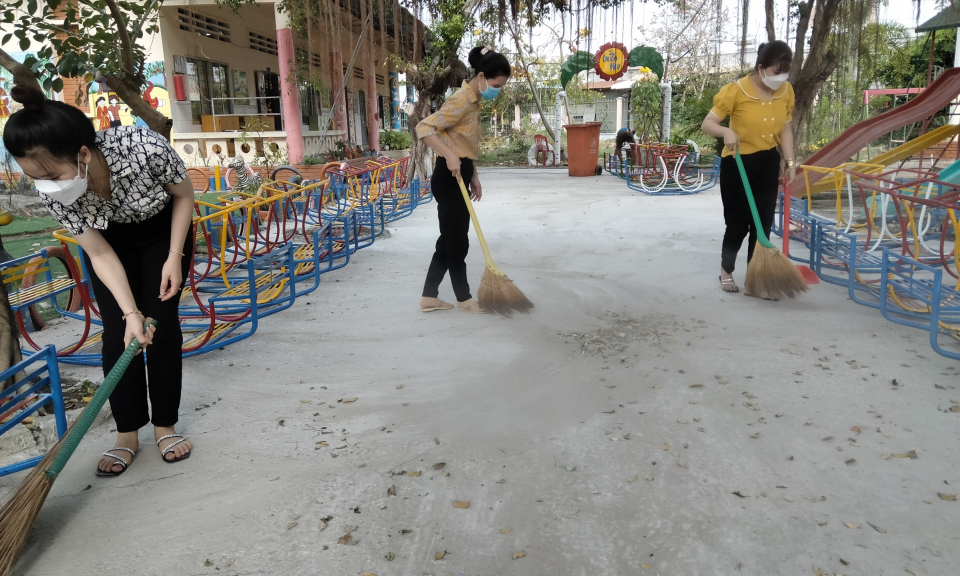 Phó Chủ tịch UBND huyện Tân Hưng kiểm tra công tác chuẩn bị đón học sinh trở lại trường