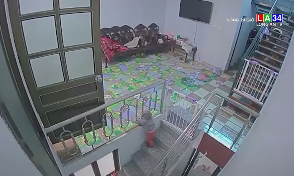 Màn thoát thân ngoạn mục của em bé