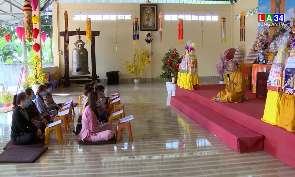 Người dân đi chùa cầu an ngày Rằm tháng Giêng