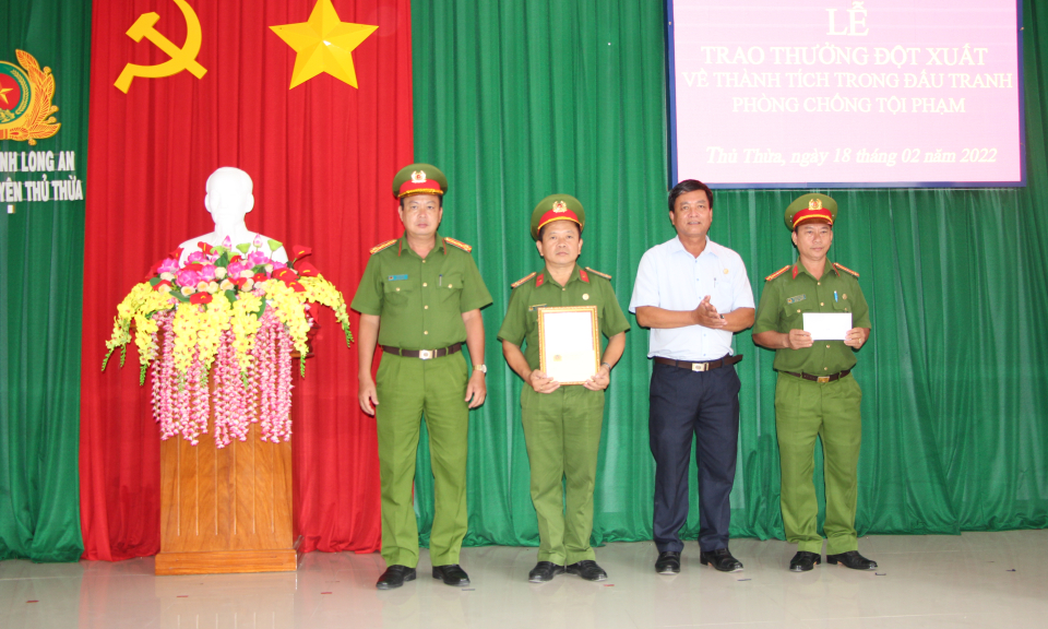 Thủ Thừa: Công an tỉnh thưởng đột xuất về thành tích trong đấu tranh phòng chống tội phạm