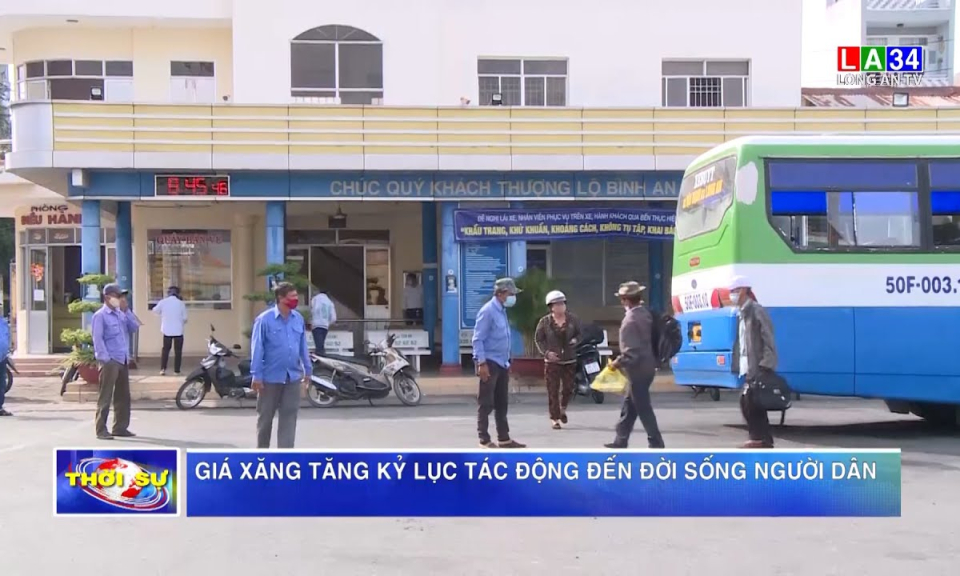 Giá xăng tăng kỷ lục tác động đến đời sống người dân