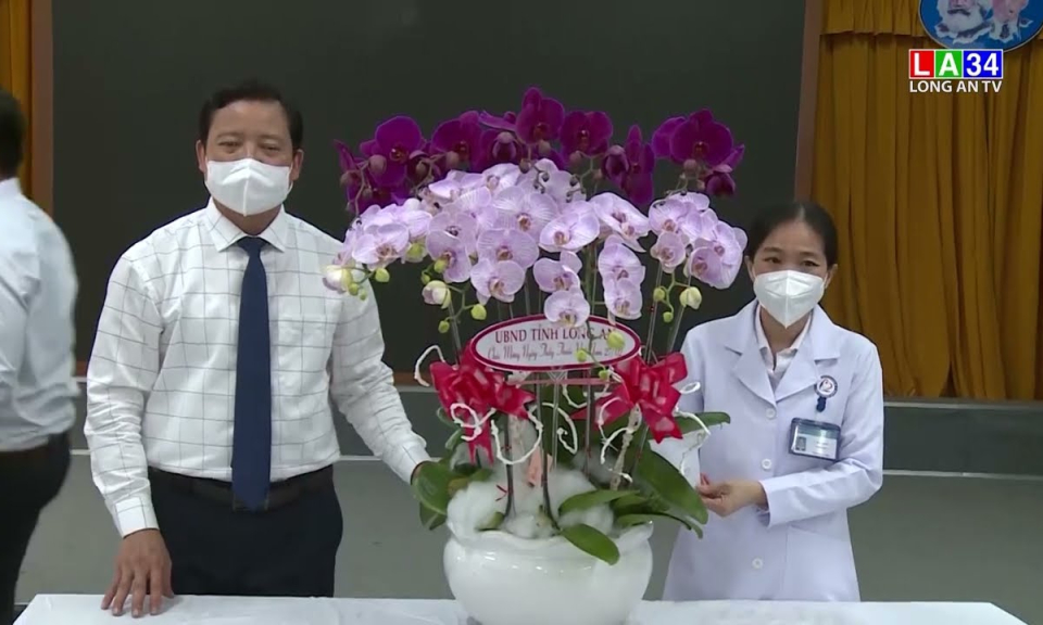 Lãnh đạo tỉnh thăm, tặng quà bệnh viện Đa khoa Long An nhân ngày thầy thuốc Việt Nam