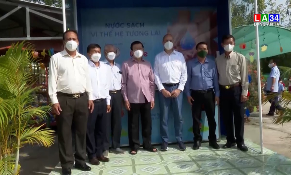 Trao tặng hệ thống cung cấp nước uống cho trường học