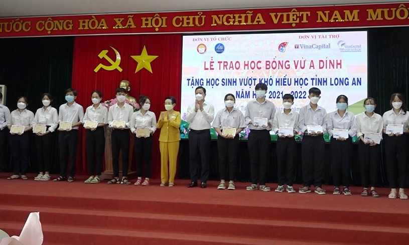 Qũy học bổng Vừ A Dính trao tặng 130 suất học bổng cho học sinh vượt khó hiếu học