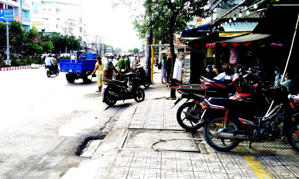 Cần Đước ra quân giải tỏa hành lang an toàn giao thông