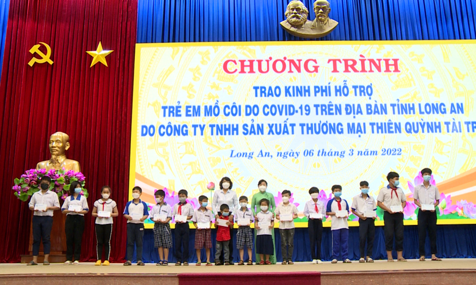 Long An trao kinh phí hỗ trợ trẻ em mồ côi do COVID-19