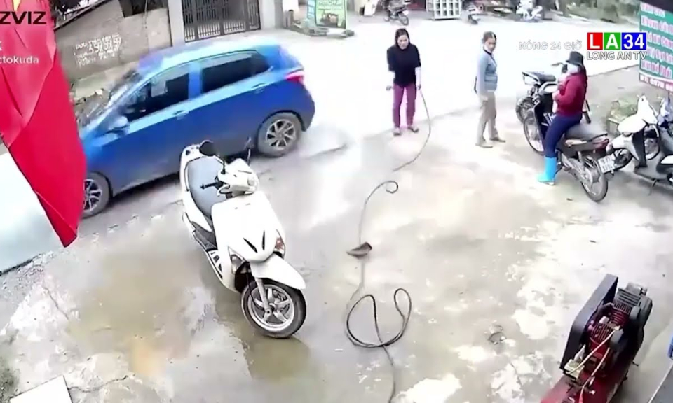 Suýt mất mạng vì rửa xe sát vỉa hè
