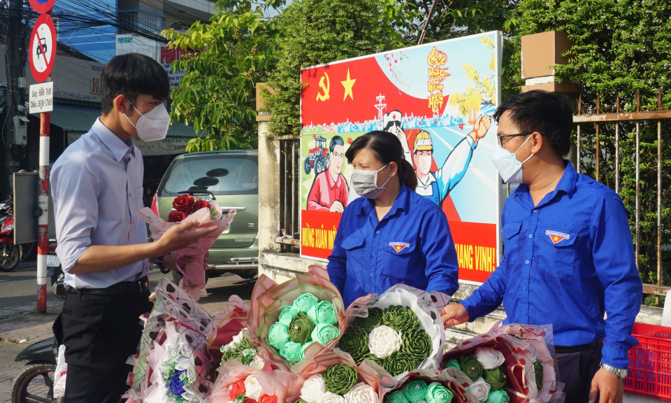 Bến Lức: Thanh niên xã Phước Lợi bán hoa 8/3 gây quỹ từ thiện