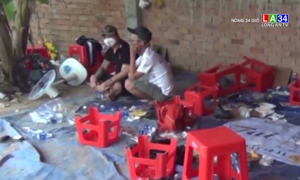 Công an Long An &#8220;đột kích&#8221; sòng tài xỉu trong vườn chuối, thu giữ gần 400 triệu đồng