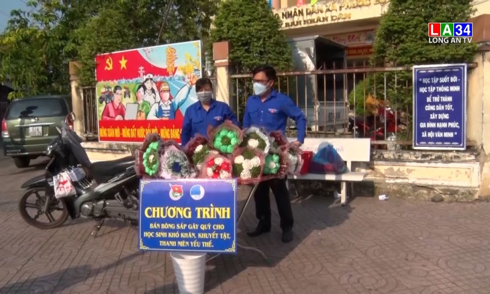 Thanh niên xã Phước Lợi bán hoa 8/3 gây quỹ từ thiện giúp học sinh khó khăn