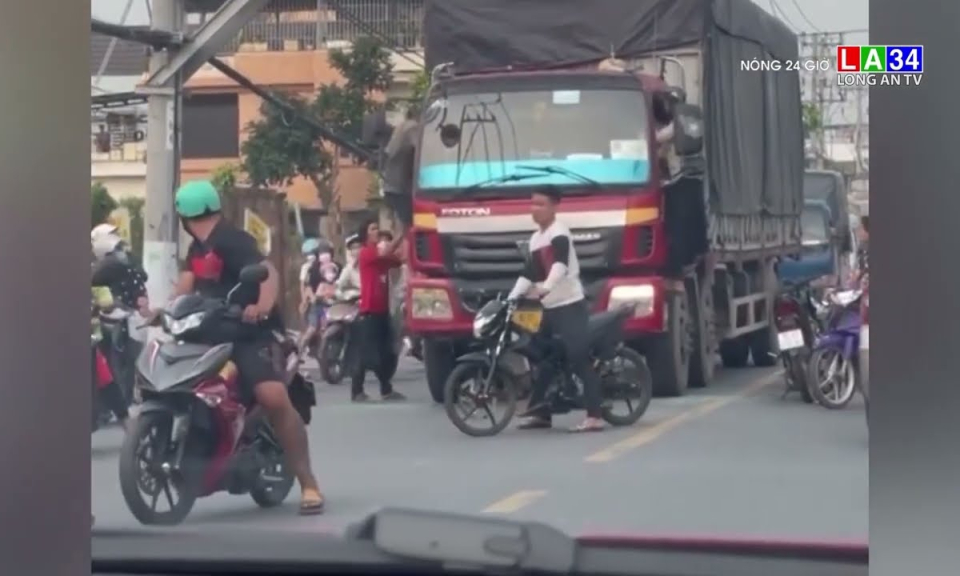 Nhóm đối tượng đập phá xe container, hành hung tài xế giữa đường