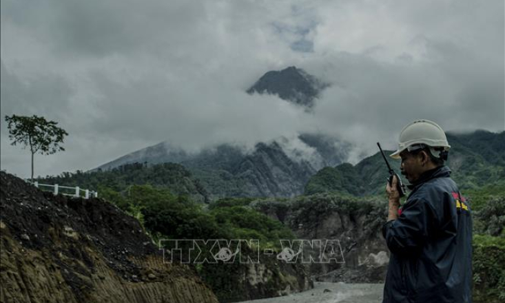 Hàng trăm người sơ tán do núi lửa phun trào tại Indonesia