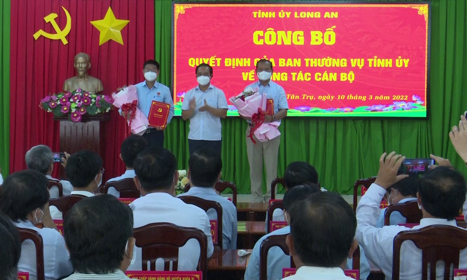 Tân Trụ: Ban Thường vụ Tỉnh ủy công bố quyết định công tác cán bộ