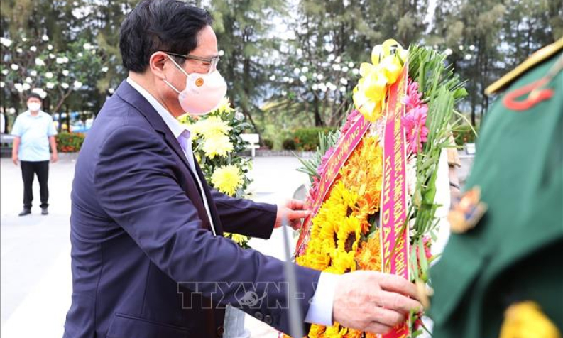 Thủ tướng Phạm Minh Chính dâng hương tưởng niệm các liệt sĩ Gạc Ma