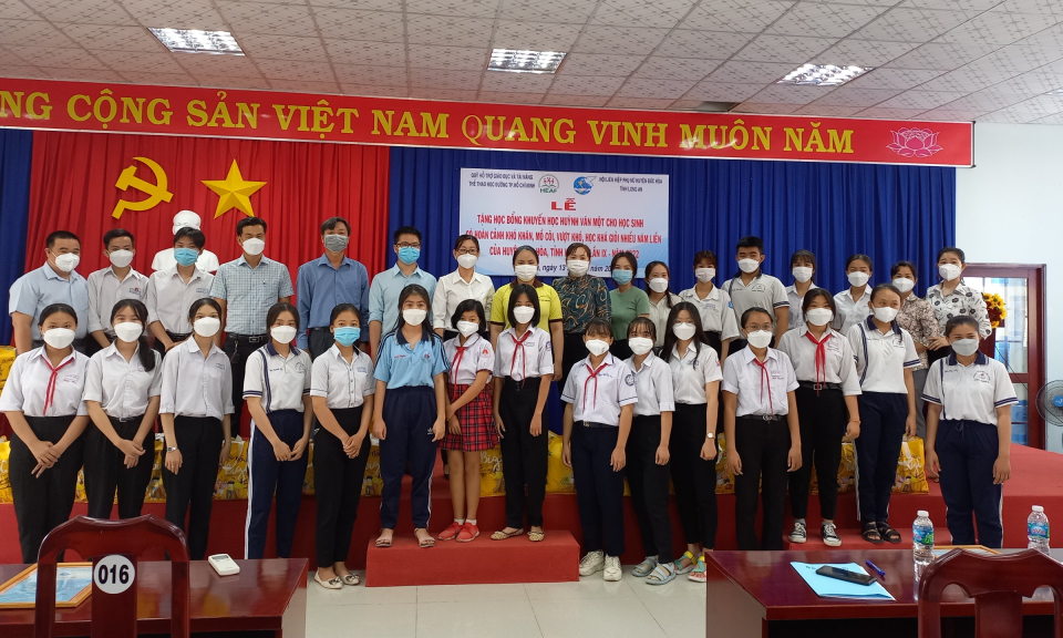 Đức Hòa trao học bổng khuyến học Huỳnh Văn Một