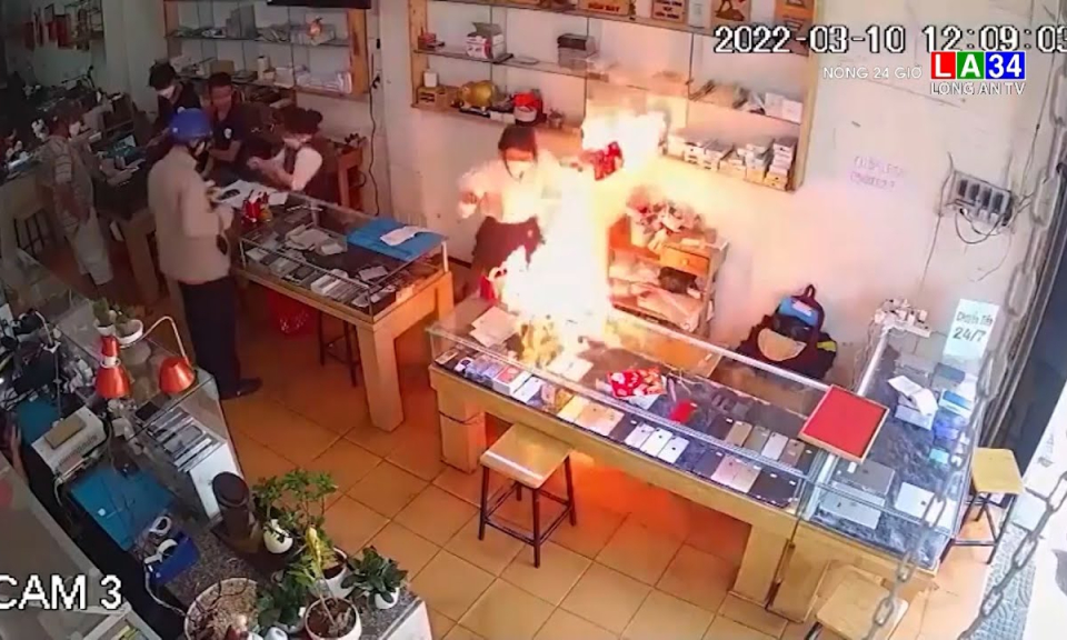 Nữ nhân viên có pha dập lửa khiến tất cả bỏ chạy tán loạn