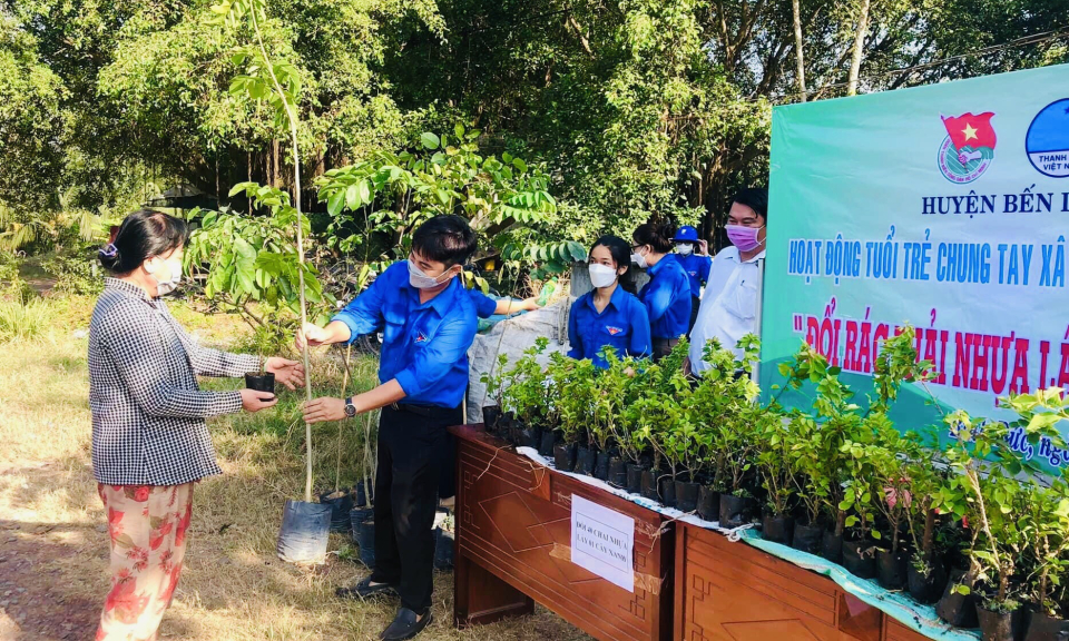 Huyện Đoàn Bến Lức: chương trình “Đổi rác thải nhựa lấy cây xanh”