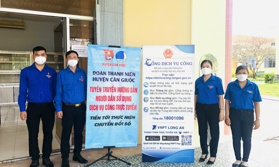 Cần Giuộc thanh niên tuyên truyền, hỗ trợ người dân thực hiện dịch vụ công trực tuyến