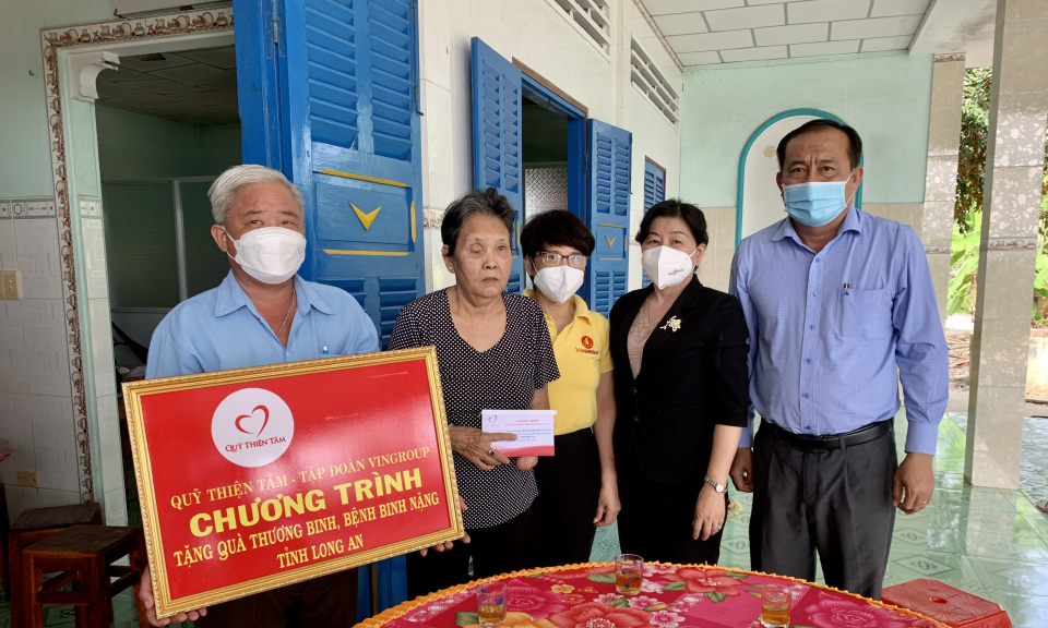 Tập đoàn Vingroup tặng quà cho các thương binh, bệnh binh trện địa bàn huyện Châu Thành