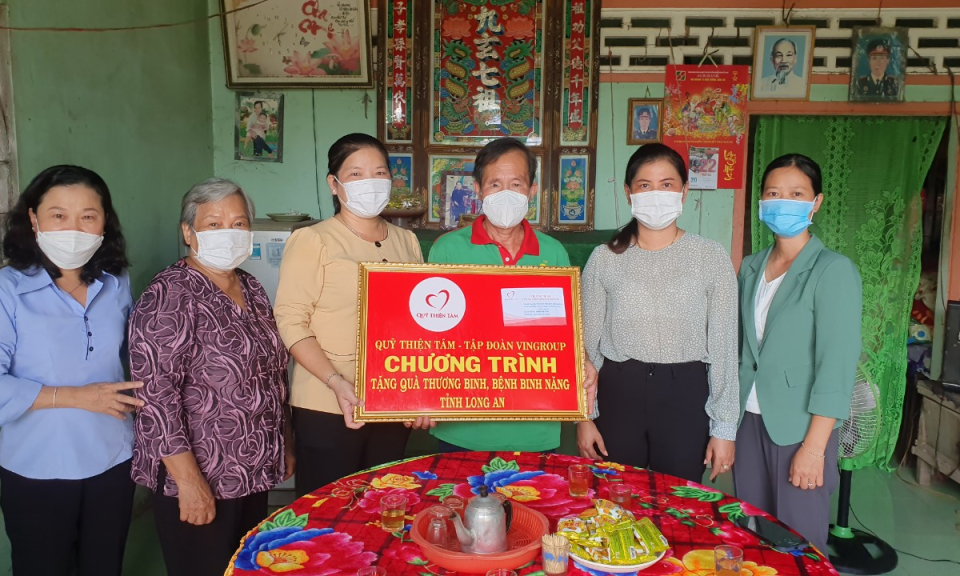 Kiến Tường: Quỹ Thiện Tâm – Tập đoàn VinGroup tặng quà các thương binh, bệnh binh