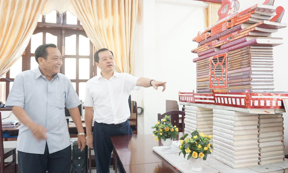 Bến Lức: Bộ Văn hóa, Thể thao và Du lịch tặng sách cho Thư viện cơ sở