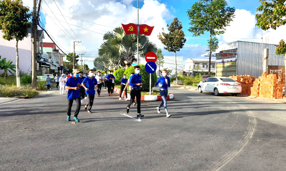 Tân Thạnh phát động ngày chạy Olympic “Vì sức khỏe toàn dân”