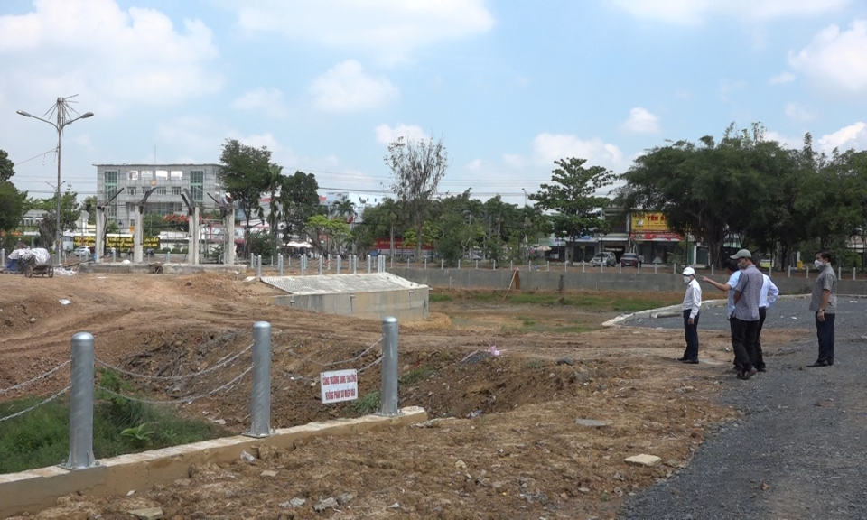  Chủ tịch UBND huyện Đức Hòa khảo sát một số công trình xây dựng