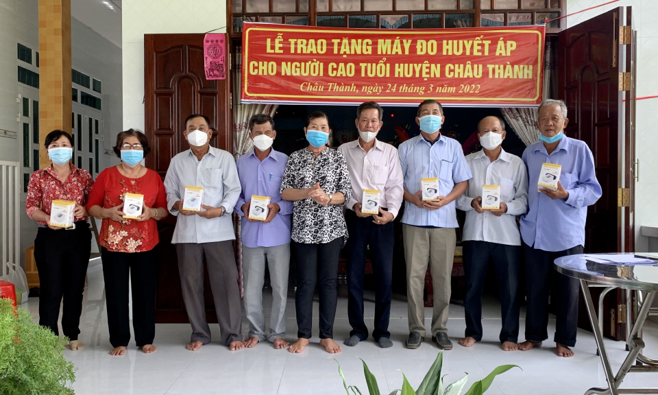 Châu Thành tặng máy đo huyết áp cho người cao tuổi khó khăn