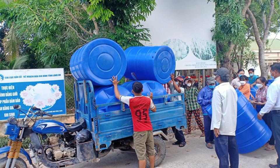 Hội LHPN huyện Đức Huệ trao tặng bồn nước cho hộ nghèo