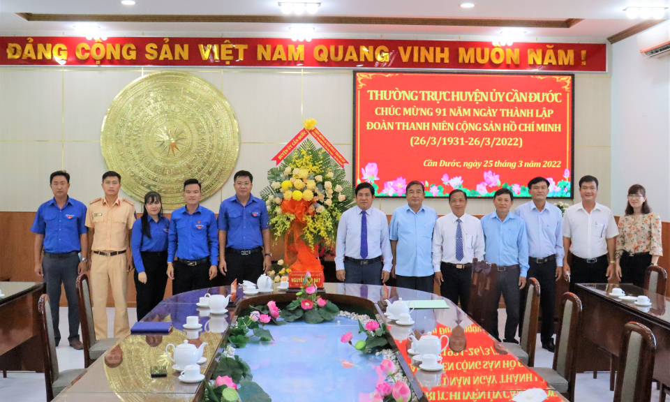 Bí thư Huyện ủy Cần Đước chúc  mừng ngày thành lập Đoàn