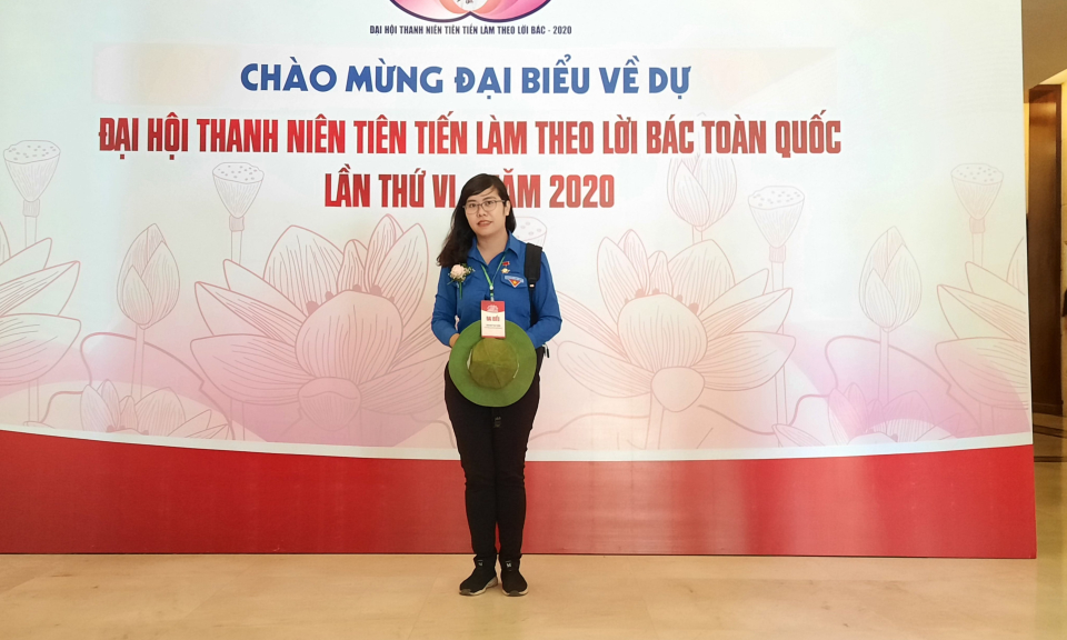 Nữ thanh niên công nhân tiên tiến làm theo lời Bác