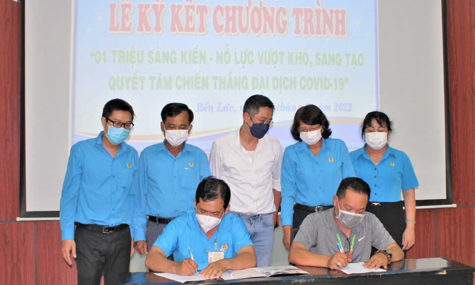 Bến Lức ký kết chương trình quyết tâm chiến thắng đại dịch COVID-19