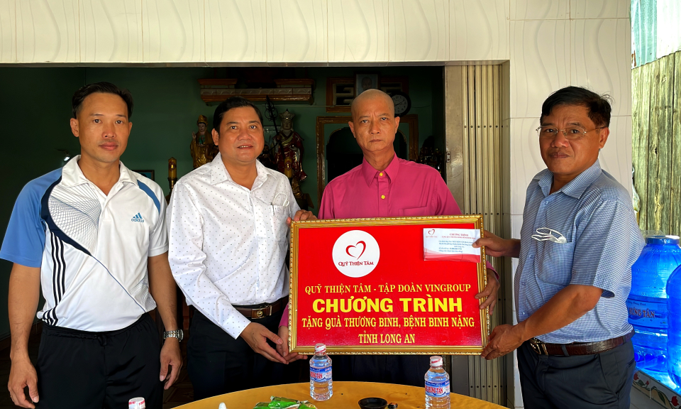 Vingroup tặng quà thương binh nặng huyện Tân Hưng