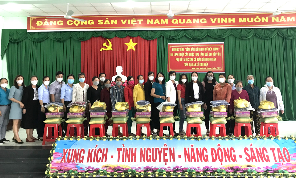 Phụ nữ huyện Cần Giuộc đồng hành cùng phụ nữ biên cương 